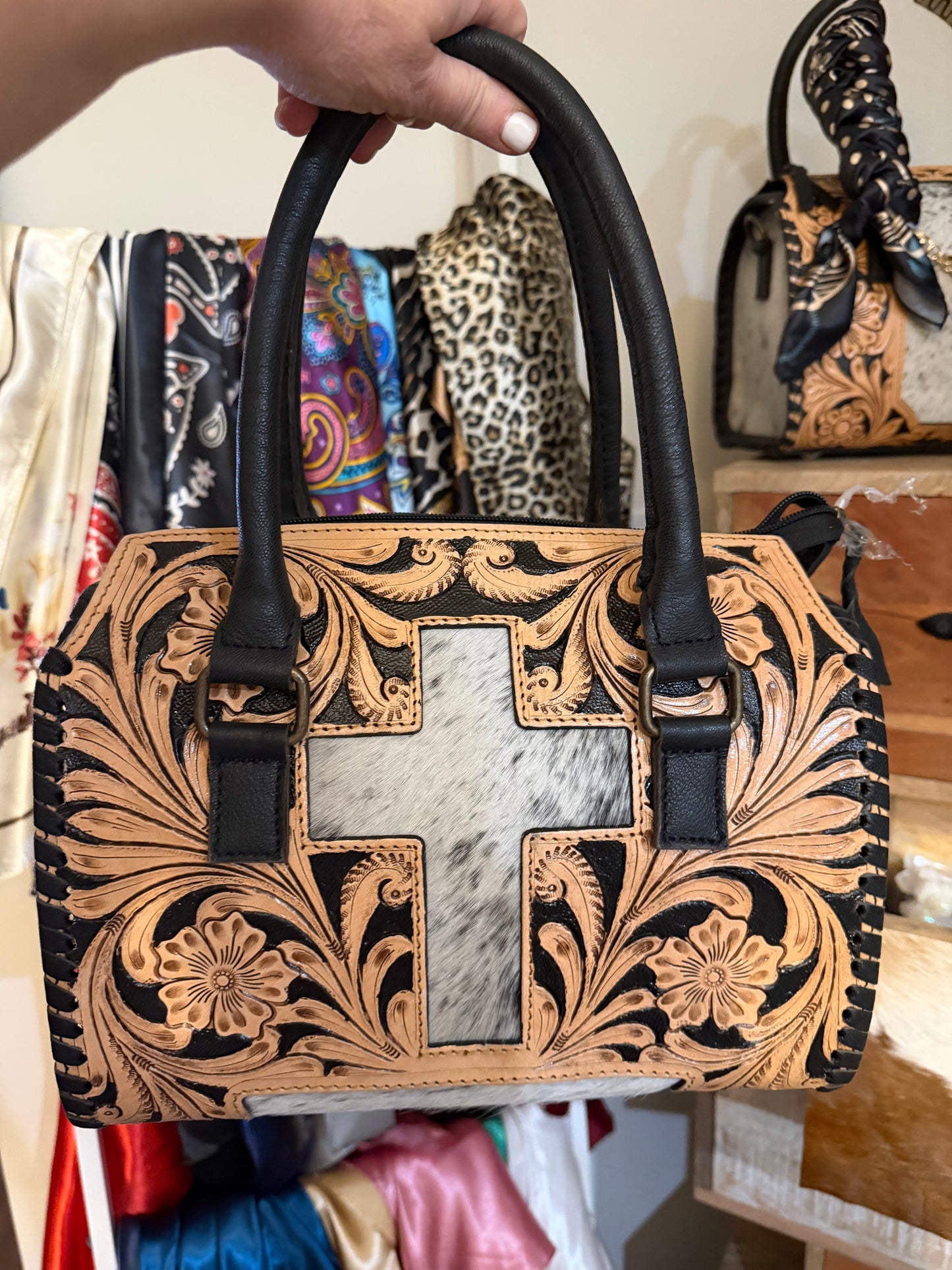 Black Saddle Saint Speedy (Medium)