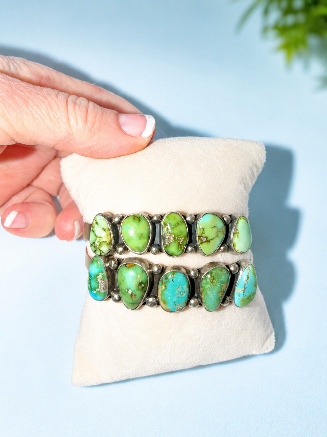 ✨ Authentic Native American Sonoran Gold 5-Stone Cuff ✨

The vibrant shades of Sonoran Gold turquoise make every cuff completely one of a kind. Choose the color palette that speaks to you—lush greens or stunning blue-greens!

💎 $369