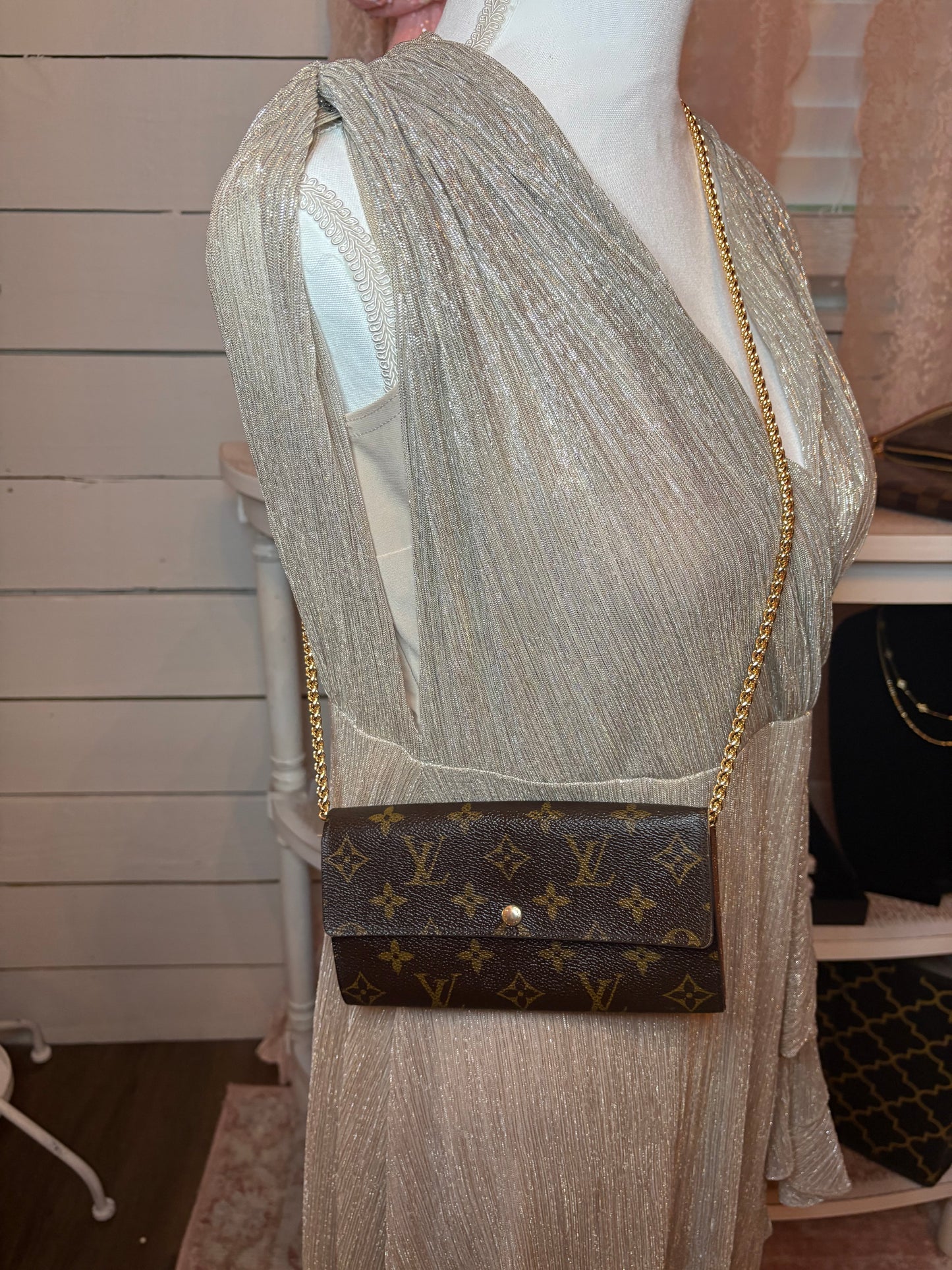 Louis Vuitton Vintage Wallet w/unbranded detached chain