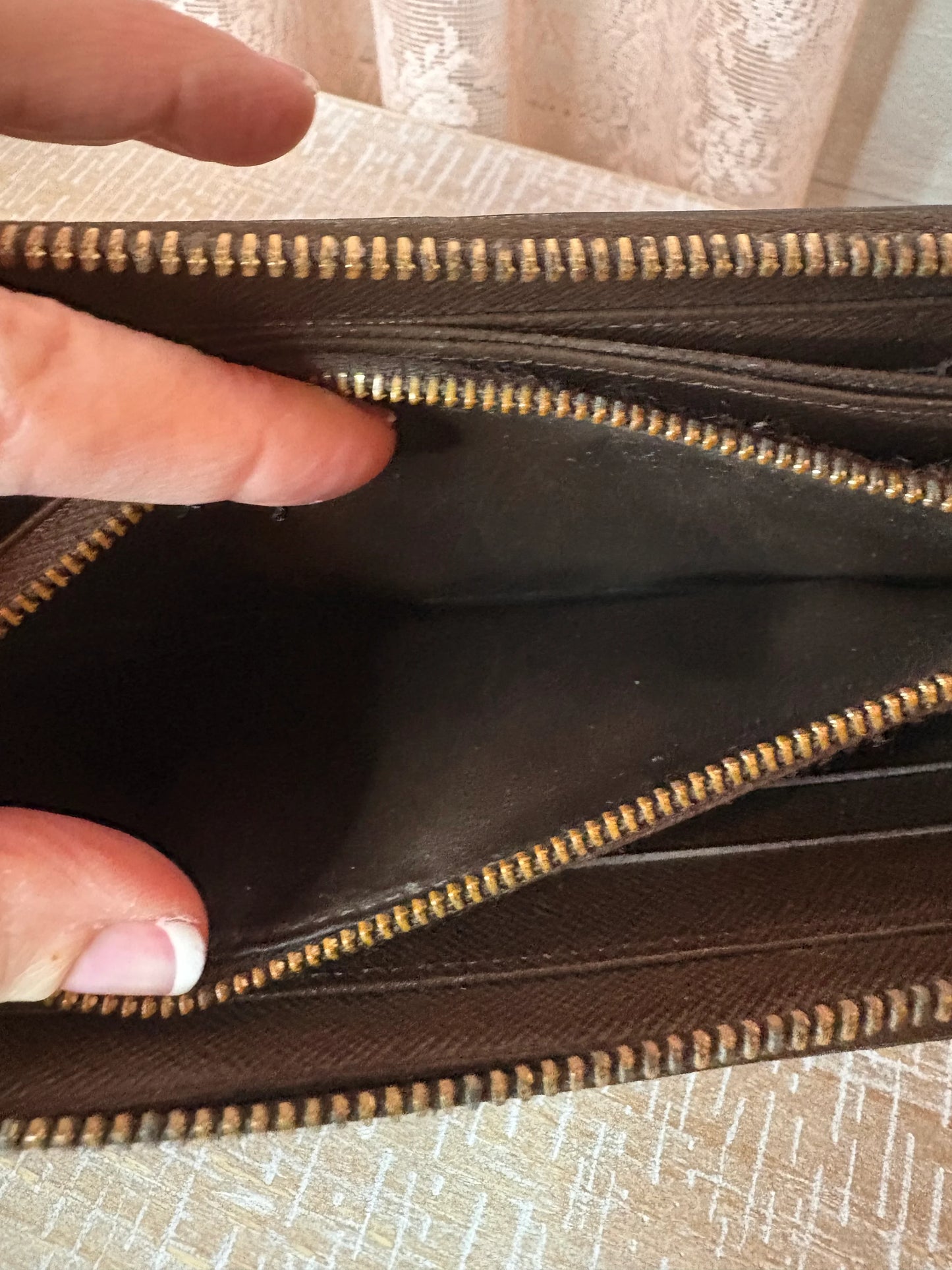 Louis Vuitton Damier Ebene Large Zippy wallet