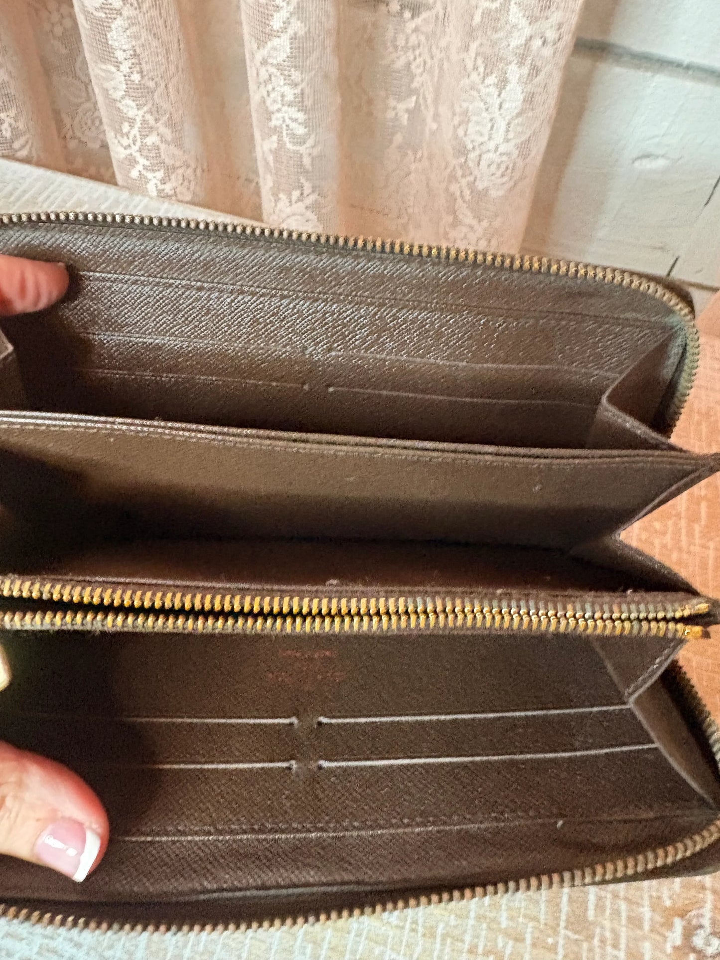 Louis Vuitton Damier Ebene Large Zippy wallet