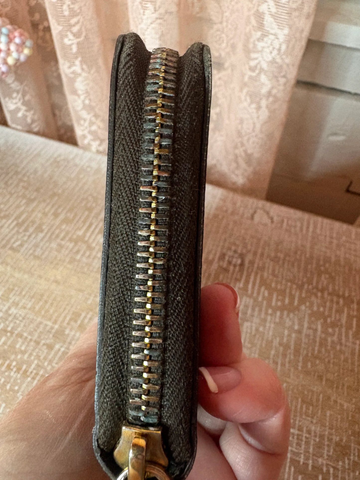 Louis Vuitton Damier Ebene Large Zippy wallet